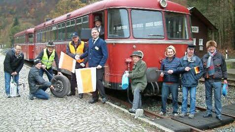 Eine vertragliche Vereinbarung hat der Lügensagerverein Steinwiesen mit den Eisenbahnfreunden Rodachtal über eine Kooperation für Nordhalben getroffen. Unser Bild zeigt die beiden Verantwortlichen Reinhard Beierkuhnlein und Ralf Ellinger (Vierter und Fünfter von links) kurz nach der Urkundenunterzeichnung. Mit im Bild das LSV-Präsidium.  Foto: H. Franz