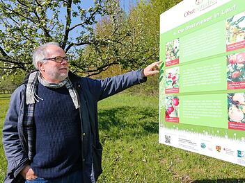 Kreisfachberater Uwe Hoff zeigt eine von acht Stationen, die das Obstparadies mit Schautafeln thematisch gliedern. Foto: Matthias Hoch
