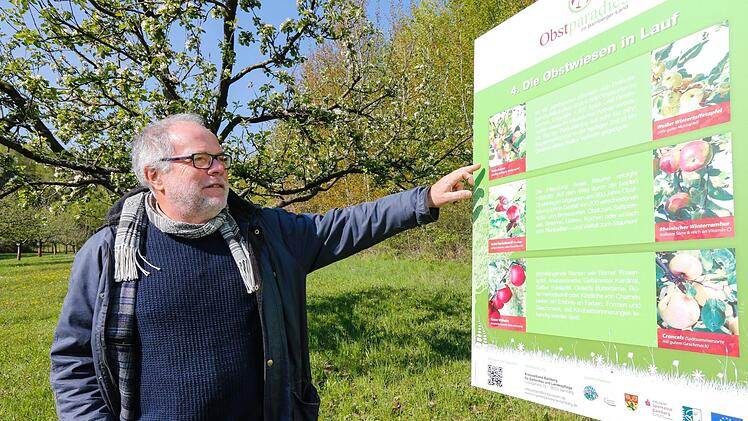 Kreisfachberater Uwe Hoff zeigt eine von acht Stationen, die das Obstparadies mit Schautafeln thematisch gliedern. Foto: Matthias Hoch