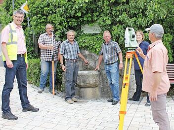 Vermessungsarbeiten am Liselottenbrunnen Foto: Paul Pöhlmann