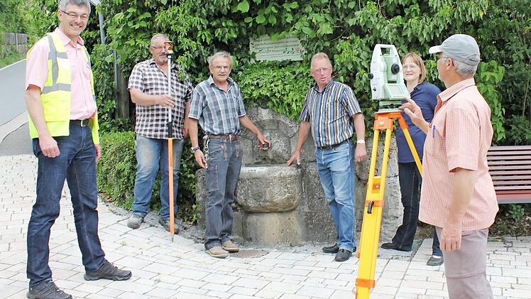 Vermessungsarbeiten am Liselottenbrunnen Foto: Paul Pöhlmann