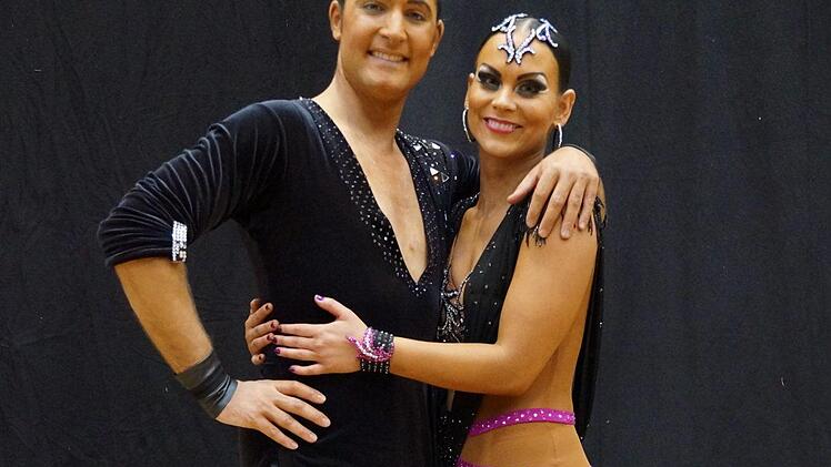 Robert Autsch mit einer Tanzpartnerin, geschminkt und gestylt für den Auftritt Foto: privat