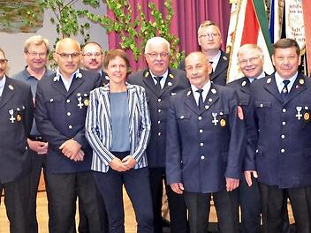 Beim Florianstag mit der Breitengüßbacher dankte Bürgermeisterin Sigrid Reinfelder den Aktiven. Mit auf dem Foto Kreisbrandrat Bernhard Ziegmann, Monsignore Edgar Hagel, den Kommandanten der Ortsfeuerwehren sowie langjährige Feuerwehrdienstleistendn, die ihrer Ehrung erst später erhalten können. Foto: asp