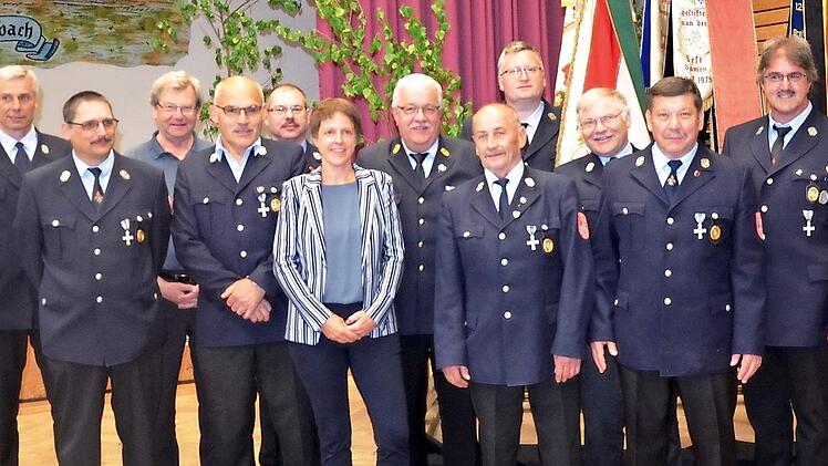 Beim Florianstag mit der Breitengüßbacher dankte Bürgermeisterin Sigrid Reinfelder den Aktiven. Mit auf dem Foto Kreisbrandrat Bernhard Ziegmann, Monsignore Edgar Hagel, den Kommandanten der Ortsfeuerwehren sowie langjährige Feuerwehrdienstleistendn, die ihrer Ehrung erst später erhalten können. Foto: asp
