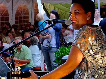 Sabine Holzinger tritt als Sabho wieder beim Plootz- und Pizzafest in Obereschenbach auf.Foto: Archiv/Gerd Schaar