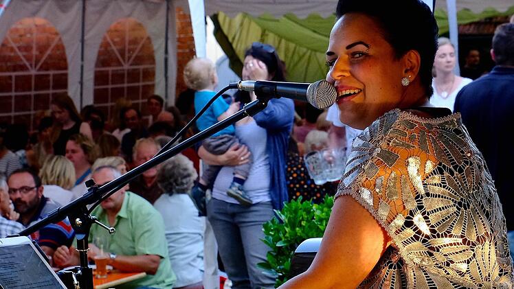 Sabine Holzinger tritt als Sabho wieder beim Plootz- und Pizzafest in Obereschenbach auf.Foto: Archiv/Gerd Schaar