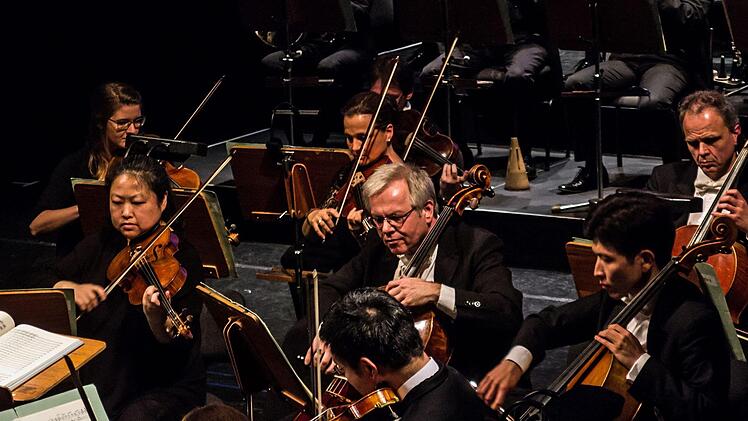 Impressionen vom Sinfoniekonzert im Landestheater Coburg unter der Leitung von GMD Roland Kluttig. Auf dem Programm standen Werke von Mendelssohn, Liszt und Rossini.Foto: Jochen Berger