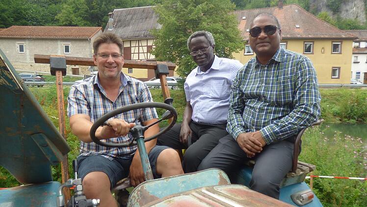 Afrika, Indien und Deutschland auf dem Hannomag mit Baujahr 1960  von Stefan Berner aus Saugendorf vereint, denn darauf fuhren auch die  beiden Pfarrer Abbe Partrice aus dem Senegal und Rajesh Lugun aus Indien  mit.