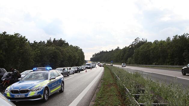Die 93 in Oberfranken musste f&uuml;r mehrere Stunden gesperrt werden: Grund war ein einziger Unfall, der zu drei weiteren innerhalb k&uuml;rzester Zeit f&uuml;hrte. Die Rettungskr&auml;fte hatten alle H&auml;nde voll zu tun. Symbolfoto: Haag/ News 5
