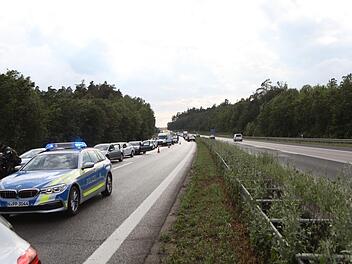 Die 93 in Oberfranken musste f&uuml;r mehrere Stunden gesperrt werden: Grund war ein einziger Unfall, der zu drei weiteren innerhalb k&uuml;rzester Zeit f&uuml;hrte. Die Rettungskr&auml;fte hatten alle H&auml;nde voll zu tun. Symbolfoto: Haag/ News 5