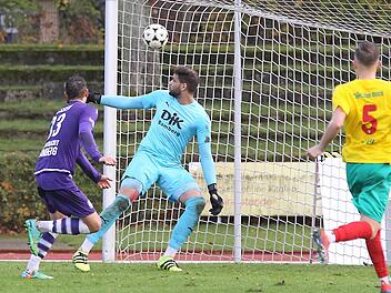 Da ist er drin: Gabriel Jessen traf in der 78. Minute zum 1:0-Sieg des FC Eintracht Bamberg im Bayernliga-Derby gegen die DJK Don Bosco Bamberg. Fotos: sportpress