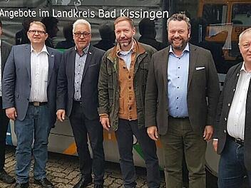 Große Feier auf dem Betriebshof mit zahlreichen Gästen: (von links) Staatssekretär Sandro Kirchner, Martin Fabri (neuer Geschäftsführer KOB GmbH ab 1. Januar 2023), Claus Schubert (Geschäftsführer KOB GmbH), Mario Roland Günther Barth (Leiter Fina...