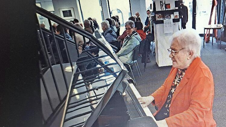 Die Seniorenleiterin Edith Fuchs gab am Fl&uuml;gel eine Melodie von Mozart zum Besten.