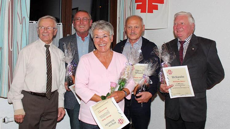 Treue Mitglieder seit 50 und 60 Jahren: von links: Helmut Liebkopf, Klaus Geuter, Margit Hahn, Wilhelm Völlmer und Wolfgang Walter.