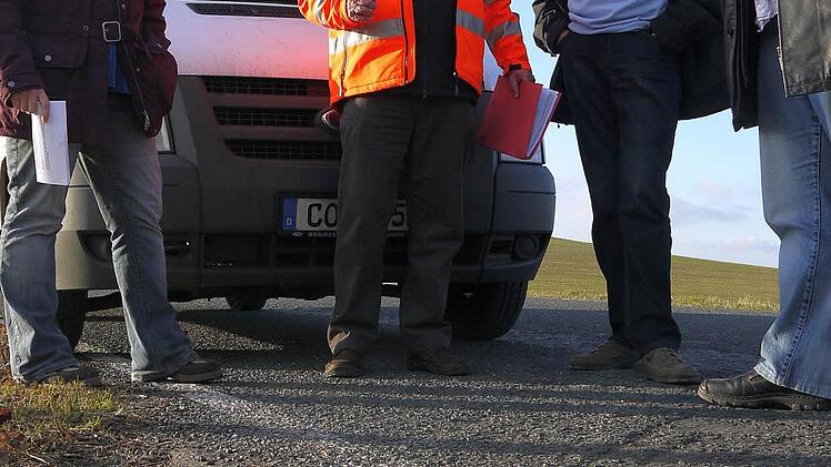 Bei der Besichtigung der Kreisstraße CO 4 kurz vor Ahlstadt (von links): Renate Schubart-Eisenhardt, Hans-Joachim Knauer, Klaus Forkel und Matthias Korn.