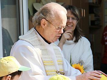 Pfarrer Balthasar Amberg, hier bei der Segnung der künftigen Schulkinder in Ebenhausen im Action Kindergarten, feiert am Ostermontag seinen 75. Geburtstag. Foto: Martina Straub