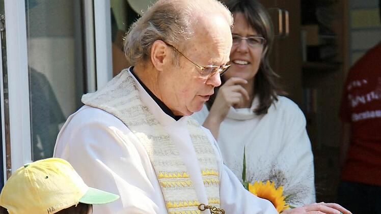 Pfarrer Balthasar Amberg, hier bei der Segnung der künftigen Schulkinder in Ebenhausen im Action Kindergarten, feiert am Ostermontag seinen 75. Geburtstag. Foto: Martina Straub
