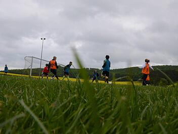 Das außerhalb des Ortes gelegene Sportgelände "An der Sträuch" steht bald wieder ausschließlich den Vereinsmannschaften des FC Thulba zur Verfügung. Foto: Jürgen Schmitt
