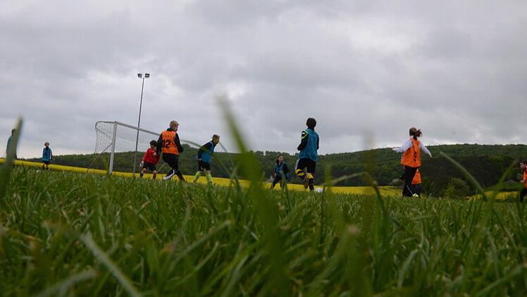 Das außerhalb des Ortes gelegene Sportgelände "An der Sträuch" steht bald wieder ausschließlich den Vereinsmannschaften des FC Thulba zur Verfügung. Foto: Jürgen Schmitt