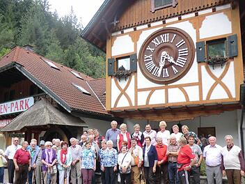 Zum Erinnerungsfoto stellten sich die VdK-Mitglieder aus Oberthulba an der weltgrößten Kuckucksuhr auf. Foto: Straub