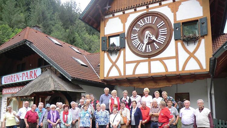 Zum Erinnerungsfoto stellten sich die VdK-Mitglieder aus Oberthulba an der weltgrößten Kuckucksuhr auf. Foto: Straub