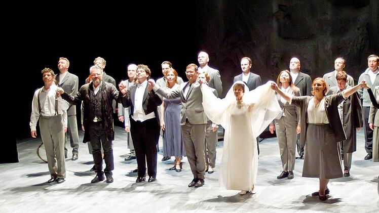 Reichlich Applaus gab es am Ende für die Interpreten der szenischen Collage am Landestheater Coburg.Foto: Jochen Berger