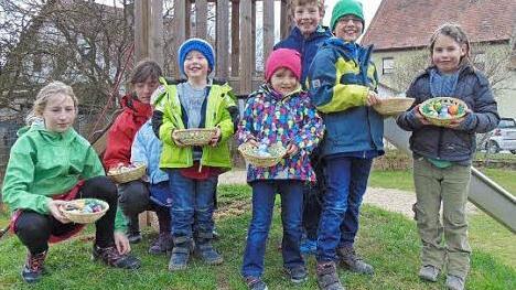 Die Kinder der Kolpingsfamilie Herzogenaurach präsentierten stolz ihre prall gefüllten Osternester. Foto: Manfred Welker