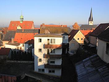 Der Blick vom Brauhaus auf das "Bären"-Grundstück zum Marktplatz hin. Das Rathaus (links hinten), das Bettenhaus (im Vordergrund) und die Kilianskirche fallen ins Auge. Foto: Matthias Einwag