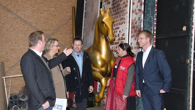 Stellprobe für die Besichtigungen der Theaterwerkstätten: Stefan Hagelauer vom Besucherservice des Landestheaters als Führer, Barbara Glauben Woy (Goldene Traube), Regionalmanager Stefan Hinterleitner, Kerstin Pilarzyk (Gasthof Grosch) und Tobias Gruber (Leader Region Coburg) als Gäste. Foto: Simone Bastian