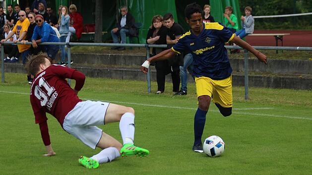 SG Siemens Erlangen - Victoria Erlangen: Nach 0:2-Rückstand warfen die Victoria-Spieler (rote Trikots) alles in die Waagschale und waren nah dran, die Verlängerung zu erzwingen. Fotos: Matthias Hofmann