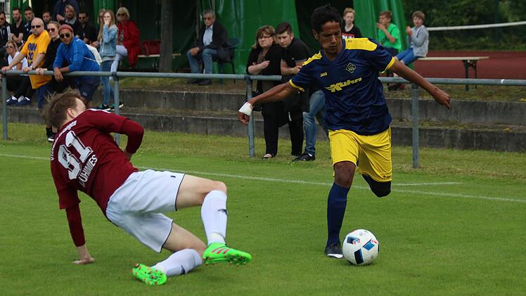 SG Siemens Erlangen - Victoria Erlangen: Nach 0:2-Rückstand warfen die Victoria-Spieler (rote Trikots) alles in die Waagschale und waren nah dran, die Verlängerung zu erzwingen. Fotos: Matthias Hofmann