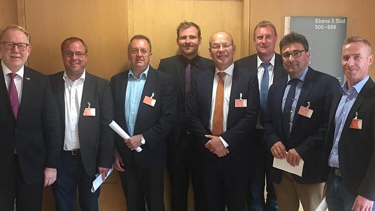 Informationsgespräch im Deutschen Bundestag mit Bürgermeistern aus dem Wahlkreis Coburg/Kronach auf Einladung von Hans Michelbach MdB zur aktuellen EEG Reform und Gespräch mit dem Geschäftsführer der Übertragungsnetzbetreiber TenneT TSO GmbH, Lex Hartman Foto: R. Boldt