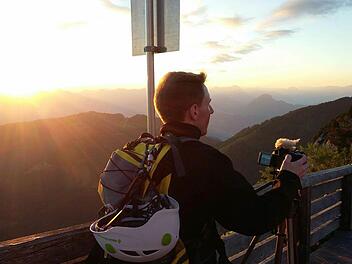 Dennis Fuchs beim Filmen des Sonnenaufgangs am Kehlsteinhaus. Auf der Kamera ein selbstgebauter Windschutz. Foto: Nach Oben Film