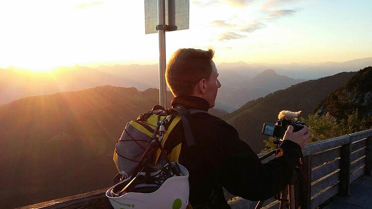 Dennis Fuchs beim Filmen des Sonnenaufgangs am Kehlsteinhaus. Auf der Kamera ein selbstgebauter Windschutz. Foto: Nach Oben Film