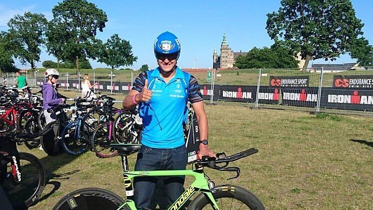 Guter Dinge war Andreas Dreitz noch am Vortag beim Einchecken des Fahrrade in die Wechselzone. Im Hintergrund das Schloss Kronborg. Foto: pr