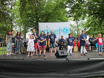 Die "Kids vom Ring" rockten bereits zum dritten Mal auf der Showb&uuml;hne. Foto: Herbert Fischer