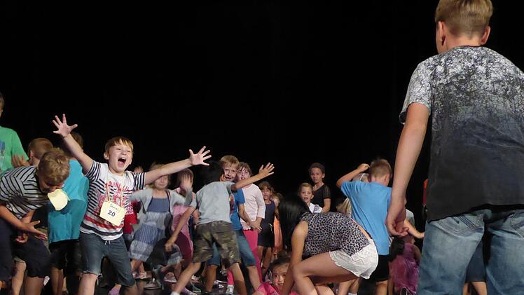 Ein Monumentalwerk aus Theater, Musik und Tanz führen Schüler der Sinnberg-Grundschule, der Anton-Kliegl-Mittelschule, des Jack-Steinberger-Gymnasiums, des Kinder- und Jugendchors der Herz-Jesu-Kirche und der Musikschule am Sonntag, 9. Juli im Kissinger Kurtheater. Foto: Gerhild Ahnert