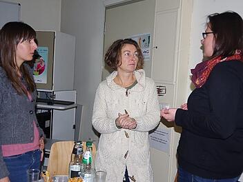 Sabine Nachtrab, MOBIT-Beraterin Pea Doubek und dieKronacher vhs-Leiterin Annegret Kestler (von links)  im regen Gespräch.Heike Schülein