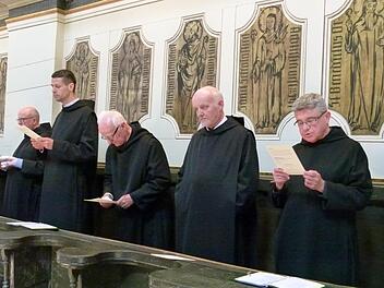 Besonders Ordensgemeinschaften pflegen das Stundengebet (Chorgebet), zu dem vielerorts auch die Laien eingeladen sind. In Bamberg z.B. kann täglich mit der Klostergemeinschaft der Karmeliten das Morgen-,Mittags- und Abendlob mitgebetet werden. Unser Foto zeigt Benediktinermönche im Kloster Huysburg. Fotos: Marion Krüger-Hundrup
