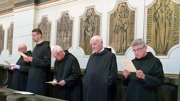 Besonders Ordensgemeinschaften pflegen das Stundengebet (Chorgebet), zu dem vielerorts auch die Laien eingeladen sind. In Bamberg z.B. kann täglich mit der Klostergemeinschaft der Karmeliten das Morgen-,Mittags- und Abendlob mitgebetet werden. Unser Foto zeigt Benediktinermönche im Kloster Huysburg. Fotos: Marion Krüger-Hundrup