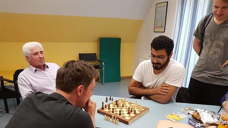 Der Unterstützerkreis sorgt für Abwechslung, hier beim Schachspiel.