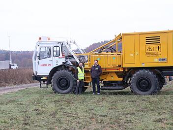 Vor einem Rüttelwagen: Wolfgang Bauer (rechts)  und Daniel Günther. Hinten der Messwagen.Fotos: Sebastian Schanz