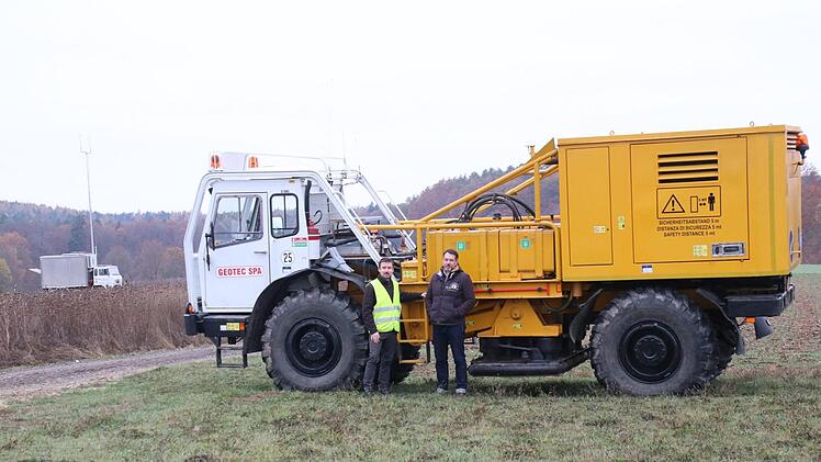 Vor einem Rüttelwagen: Wolfgang Bauer (rechts)  und Daniel Günther. Hinten der Messwagen.Fotos: Sebastian Schanz