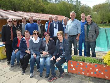 Auf diese Sponsoren konnte sich der Verein der Schwimmbadfreunde verlassen, auch Arbeitseinsätze wurden begünstigt abgerechnet. Mit im Bild (von links) Vorsitzender und Bürgermeister Egon Herrmann und Zweiter Vorsitzender Axel Witthauer sowie Kassierin Ruth Tölg (vorne, sitzend, Zweite von links) Foto: Karl-Heinz Hofmann