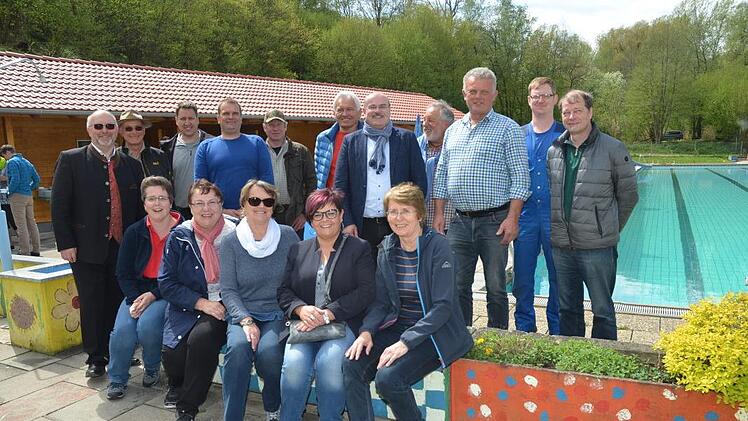 Auf diese Sponsoren konnte sich der Verein der Schwimmbadfreunde verlassen, auch Arbeitseinsätze wurden begünstigt abgerechnet. Mit im Bild (von links) Vorsitzender und Bürgermeister Egon Herrmann und Zweiter Vorsitzender Axel Witthauer sowie Kassierin Ruth Tölg (vorne, sitzend, Zweite von links) Foto: Karl-Heinz Hofmann