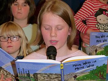 Jolanda liest ein Kapitel aus dem Trauerbuch vor. Foto: Marion Krüger-Hundrup
