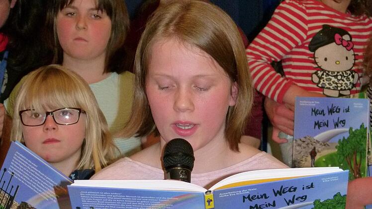 Jolanda liest ein Kapitel aus dem Trauerbuch vor. Foto: Marion Krüger-Hundrup