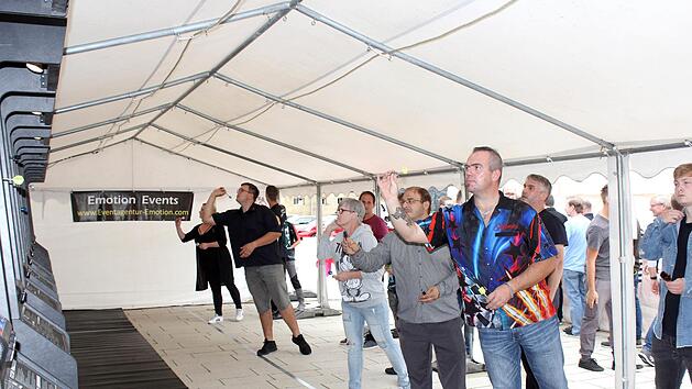 Die Teilnehmer des E-Dart-Turniers, welches  auf dem Areal der Sonnefelder Dom&auml;ne abgehalten wurde, gaben einen hervorragenden Einblick in diese Pr&auml;zisionssportart. Foto: Alexandra Kemnitzer