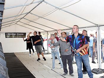 Die Teilnehmer des E-Dart-Turniers, welches  auf dem Areal der Sonnefelder Domäne abgehalten wurde, gaben einen hervorragenden Einblick in diese Präzisionssportart. Foto: Alexandra Kemnitzer