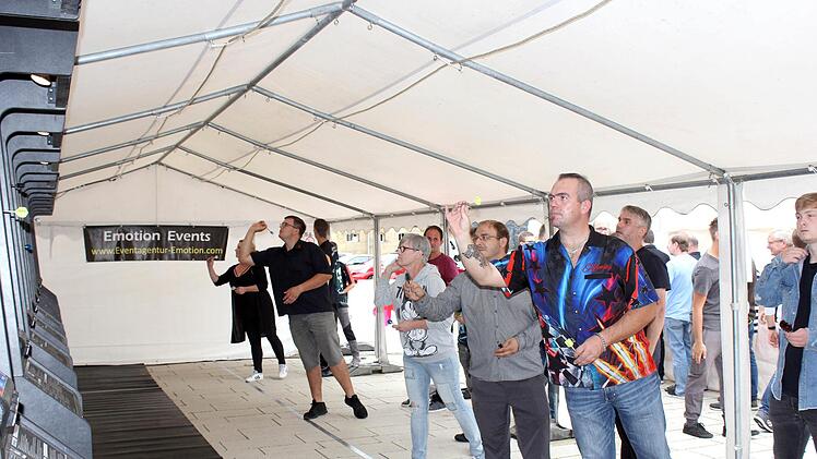 Die Teilnehmer des E-Dart-Turniers, welches  auf dem Areal der Sonnefelder Domäne abgehalten wurde, gaben einen hervorragenden Einblick in diese Präzisionssportart. Foto: Alexandra Kemnitzer